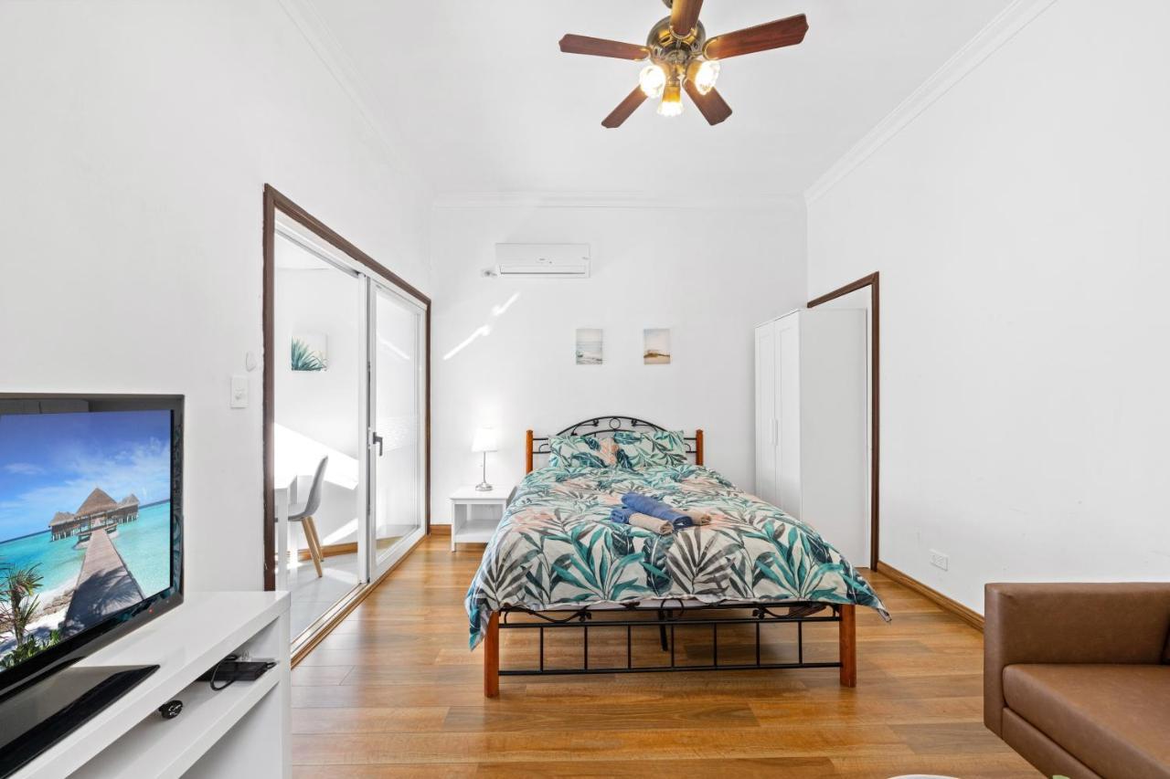 Spacious 1 Bedroom Guest House With Free Parking 悉尼 外观 照片